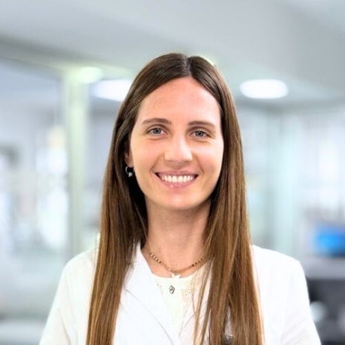 A cargo de la Bioq. Esp. Leonela Tantucci. Especialista en Inmunología, título otorgado por la Facultad de Ciencias Químicas de la Universidad Nacional de Córdoba.